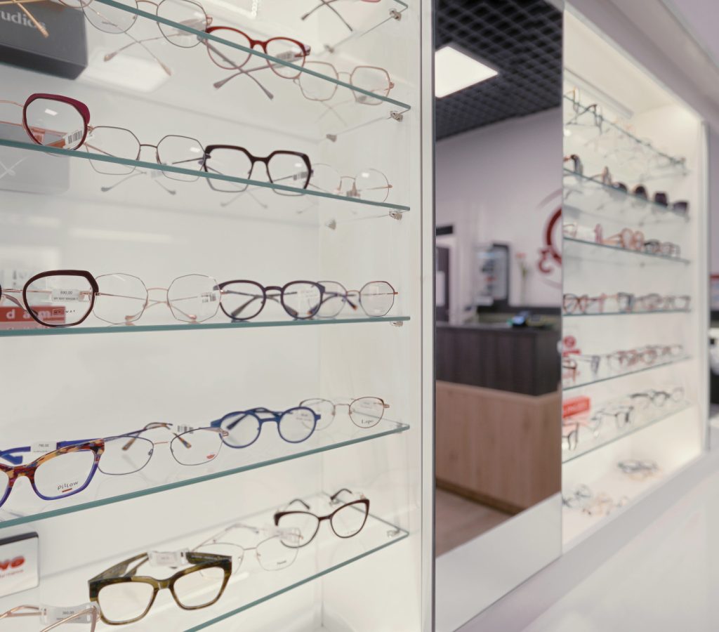 Półki z okularami w salonie optycznym