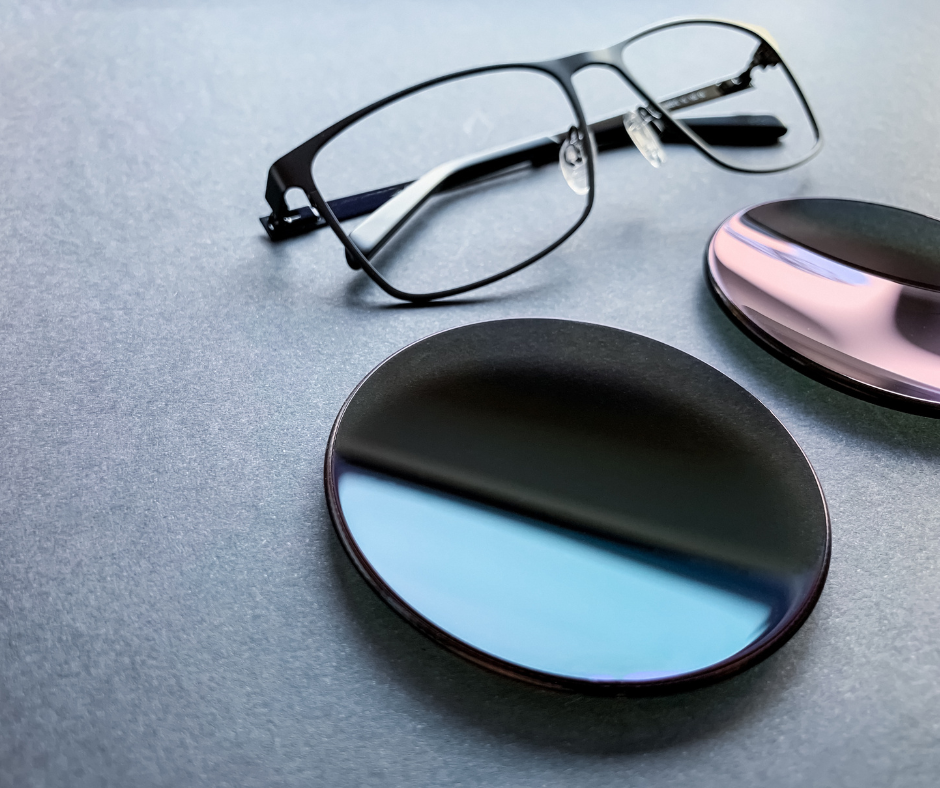 Okulary leżące na stole