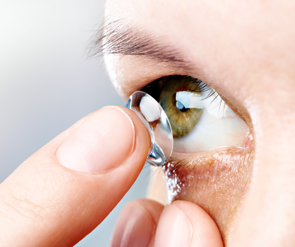 Zakładanie soczewki kontaktowej