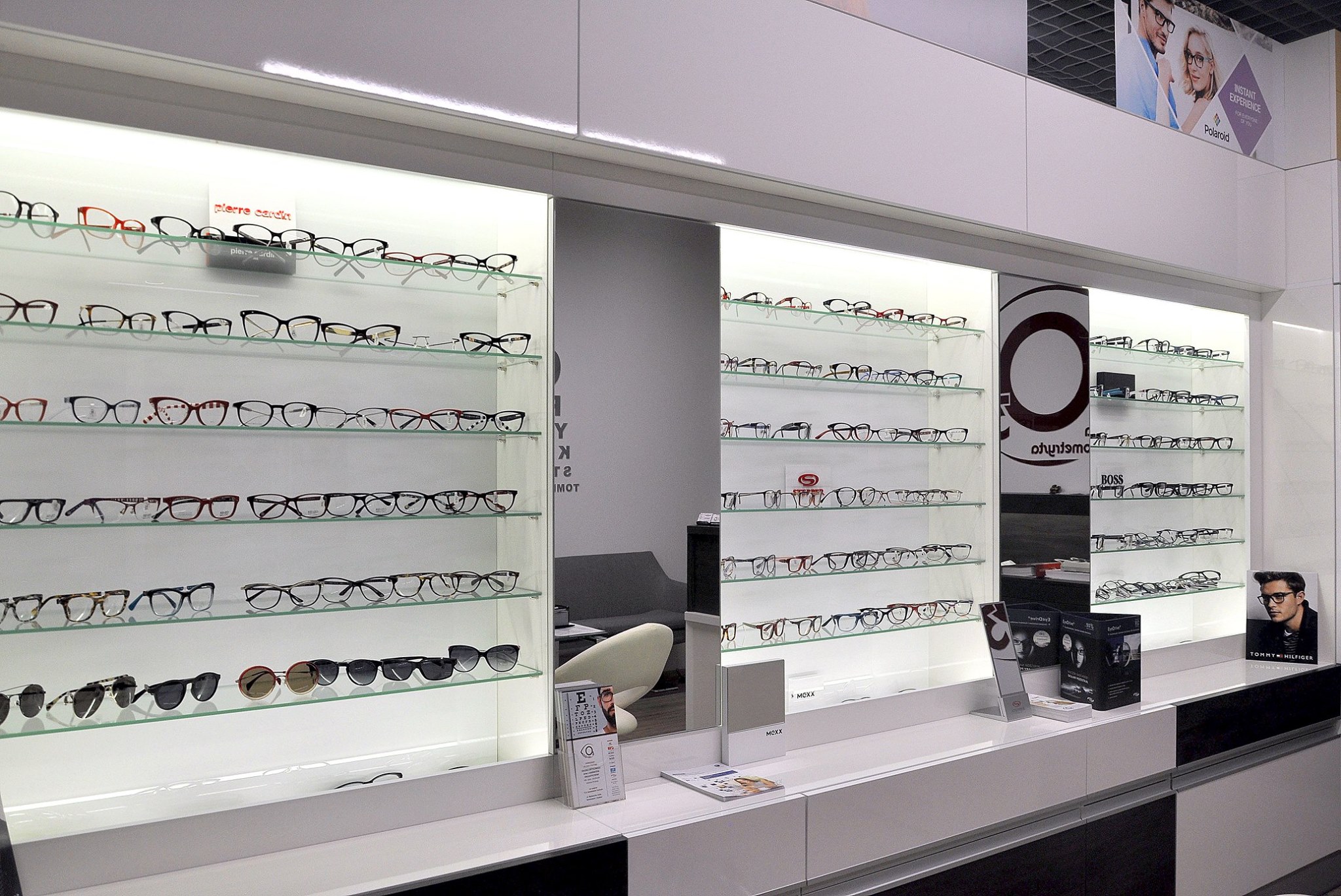 Półki z okularami w salonie optycznym